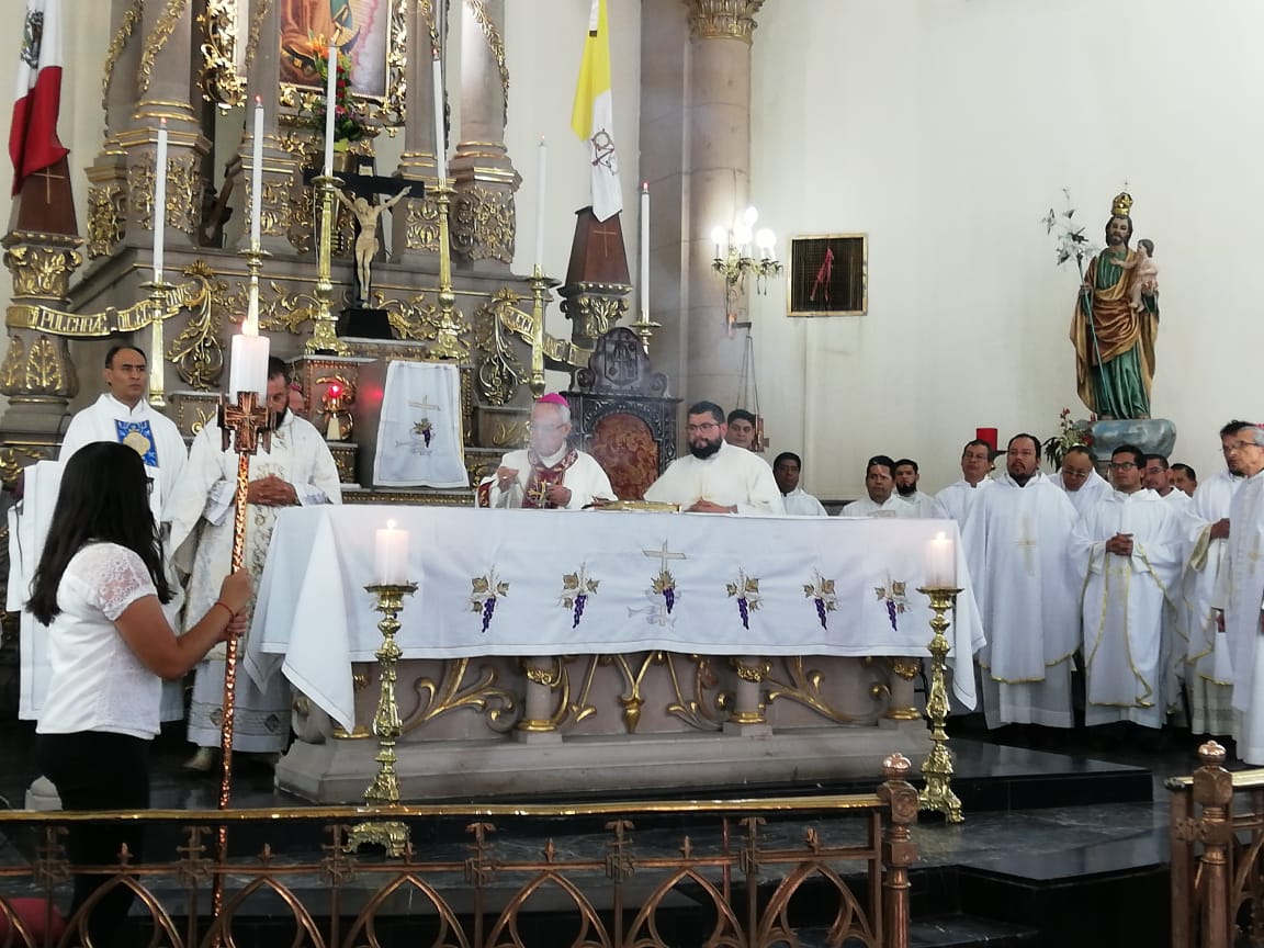 Los  sacerdotes pertenecientes a la  Diócesis de Gómez Palacio, renovaron sus promesas sacerdotales. (Isis Rábago)