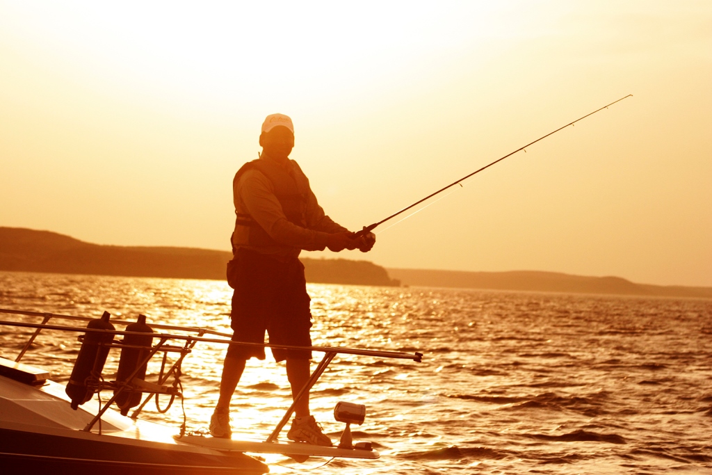 Un turista pesca en Viesca, Coahuila. (Milenio Digital)