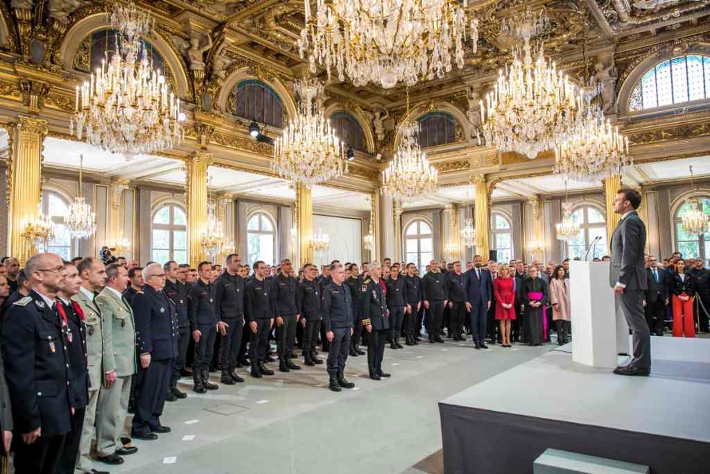 Anunció que los condecorará e insistió en que "Francia no olvidará nunca" lo que hicieron. AFP
