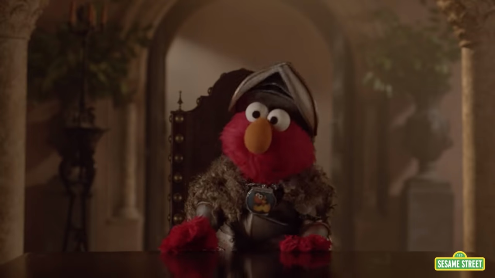 Elmo recomendó a Cersei y Tyrion Lannister escuchar y entender a sus compañeros. (Captura de pantalla)