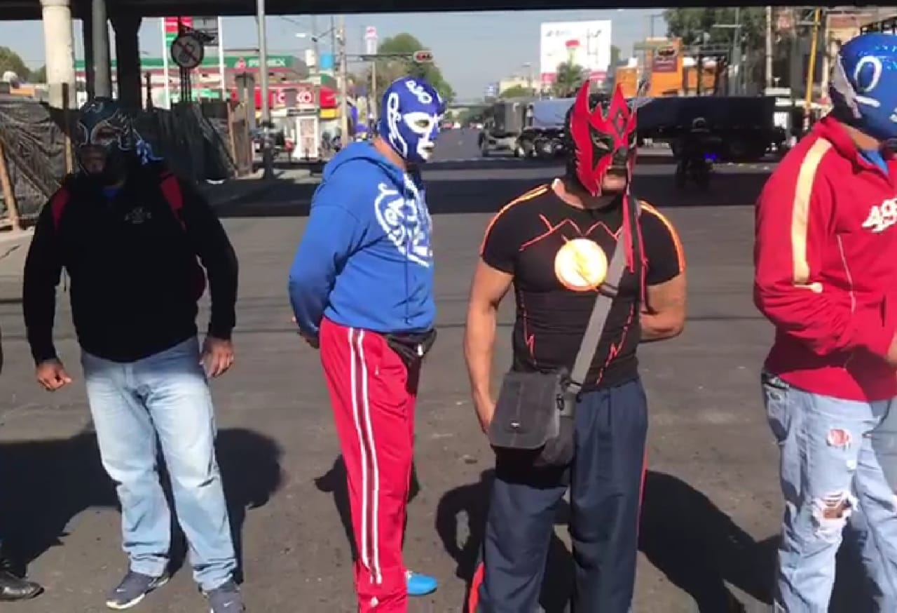 Encabezados por el luchador profesional El Fantasma, los enmascarados cerraron la circulación en la alcaldía Venustiano Carranza (César Velázquez)