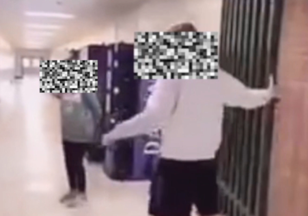 Estudiantes de secundaria de Georgia grabaron un video, en el que representan una deportación de migrantes mexicanos.