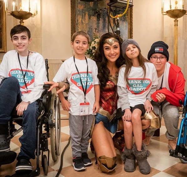 'La Mujer Maravilla' convive con niños que padecen enfermedades terminales (Instagram).