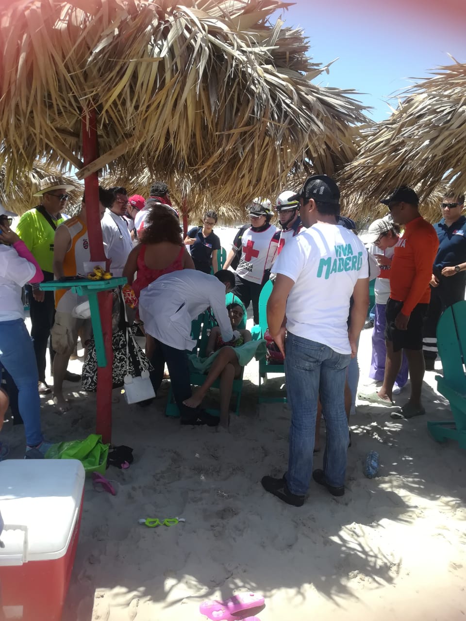 De manera rápida actuaron los salvavidas, rescatando a la pequeña (Foto/Noel Vergara)