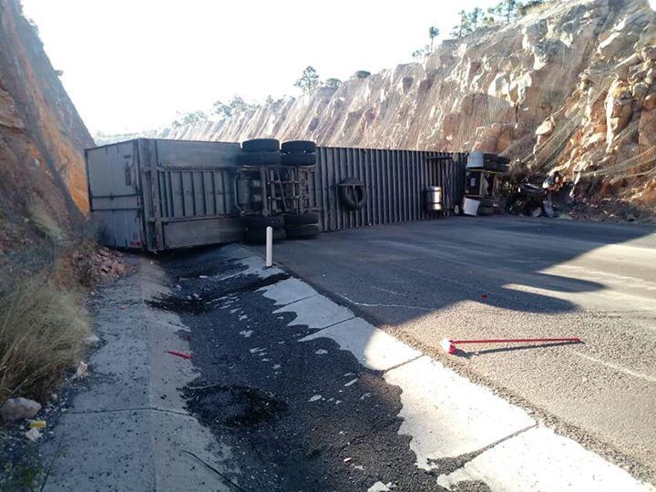 El tráiler quedó atravesado en los dos carriles. (Protección Civil de Durango)