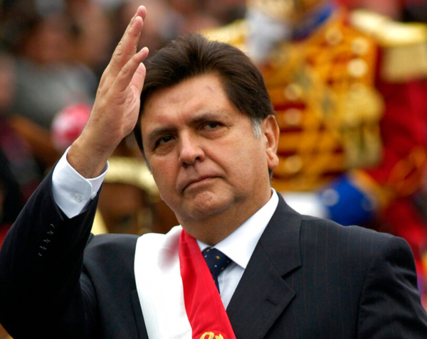 Alan García murió luego de dispararse en la cabeza cuando la policía llegaron a su casa a detenerlo. |AP