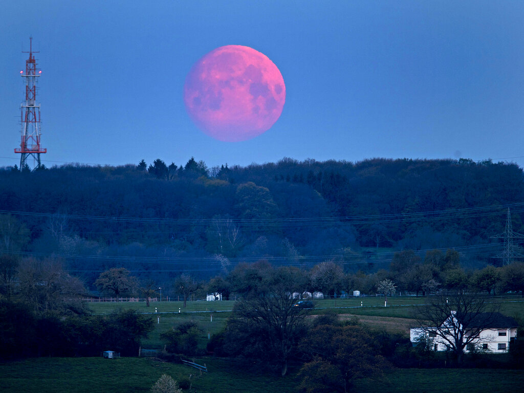 Alemania. La Luna sale de las montañas Taunus en Frankfurt. (AP)