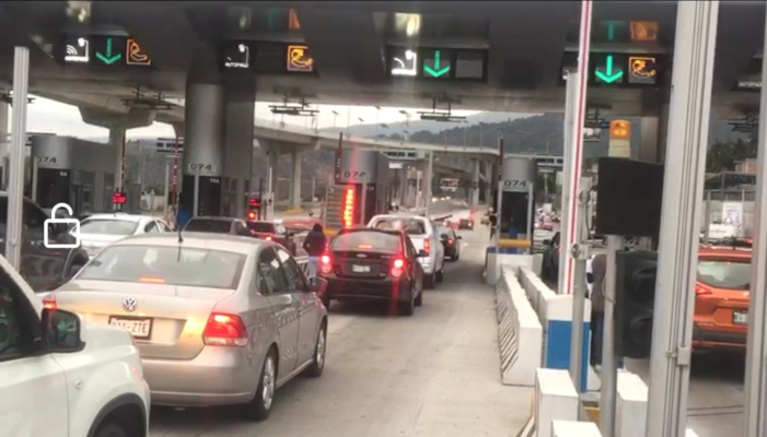 En la autopista México-Cuernavaca hay tránsito lento por la salida de vacacionistas. |César Velázquez