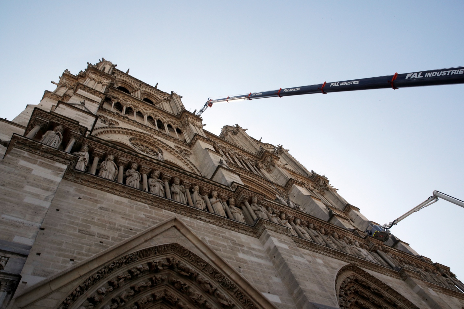 Autoridades colocarán una lona en el techo de la catedral de Notre Dame para protegerla de la lluvia. (AP)