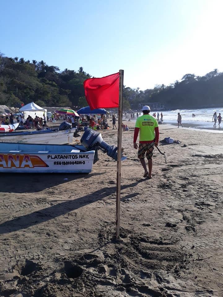 Colocaron en la playa banderas rojas. (Salvador Arellno)
