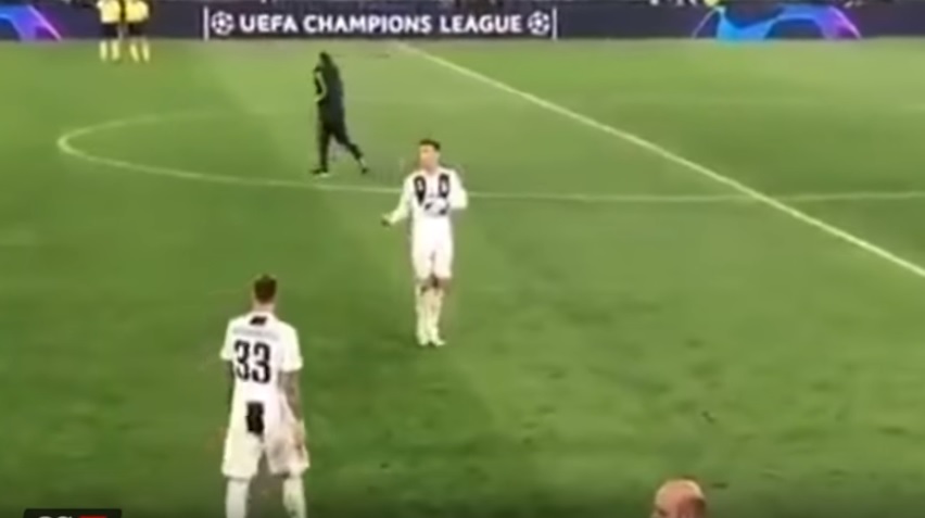 Cristiano Ronaldo hace polémico gesto a sus compañeros (Especial)