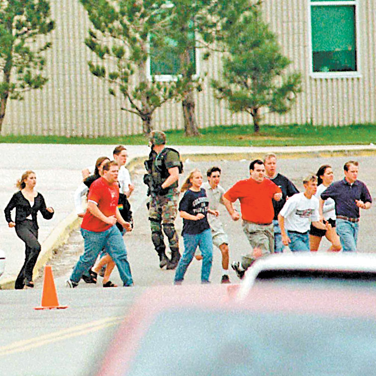 Estudiantes huían de los disparos aquella mañana del 20 de abril de 1999 que dejó 13 muertos. (AFP)