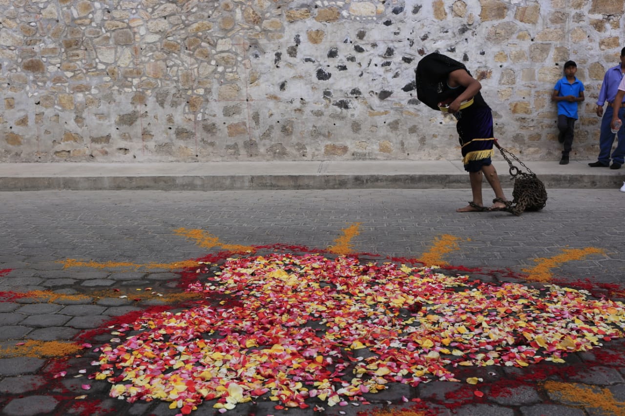 Procesión de los engrillados en Huaquechula (Andrés Lobato)