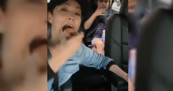Thalía se come una dona de un sólo bocado para #ElDonaChallenge (Captura)
