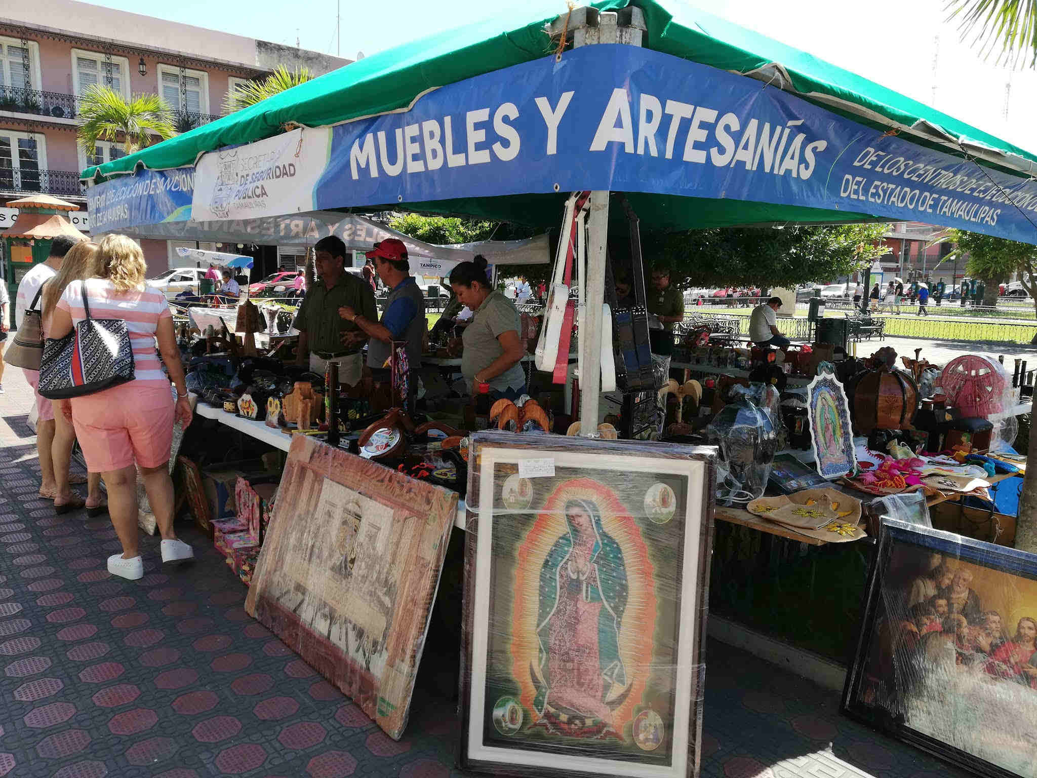 Venta de artículos elaborados por presos del Cedes Altamira.
