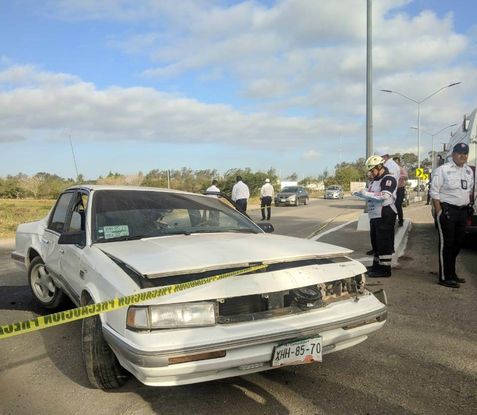 El conductor se impactó con tres iluminarias ubicadas en el Corredor urbano (Foto/Cortesía)