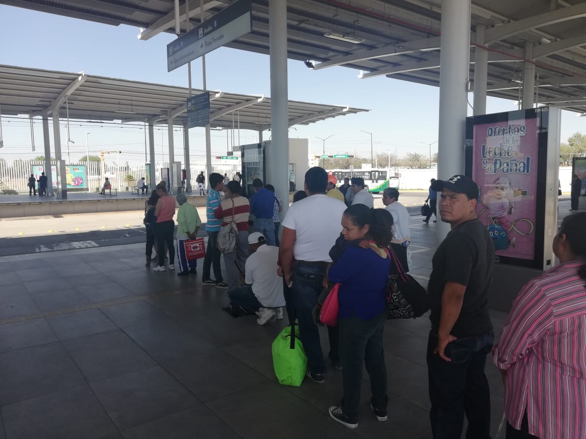 Dijeron que hay ocasiones que tardan más de una hora esperándolo