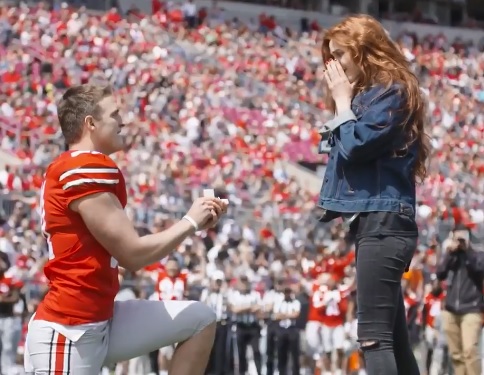 Drue Chrisman pide matrimonio a su novia en el estadio del Ohio State (Especial)