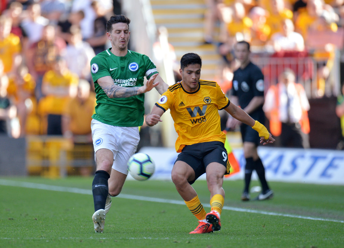 Lewis Dunk y Raúl Jiménez disputan el balón en el Molineux Stadium (Reuters)