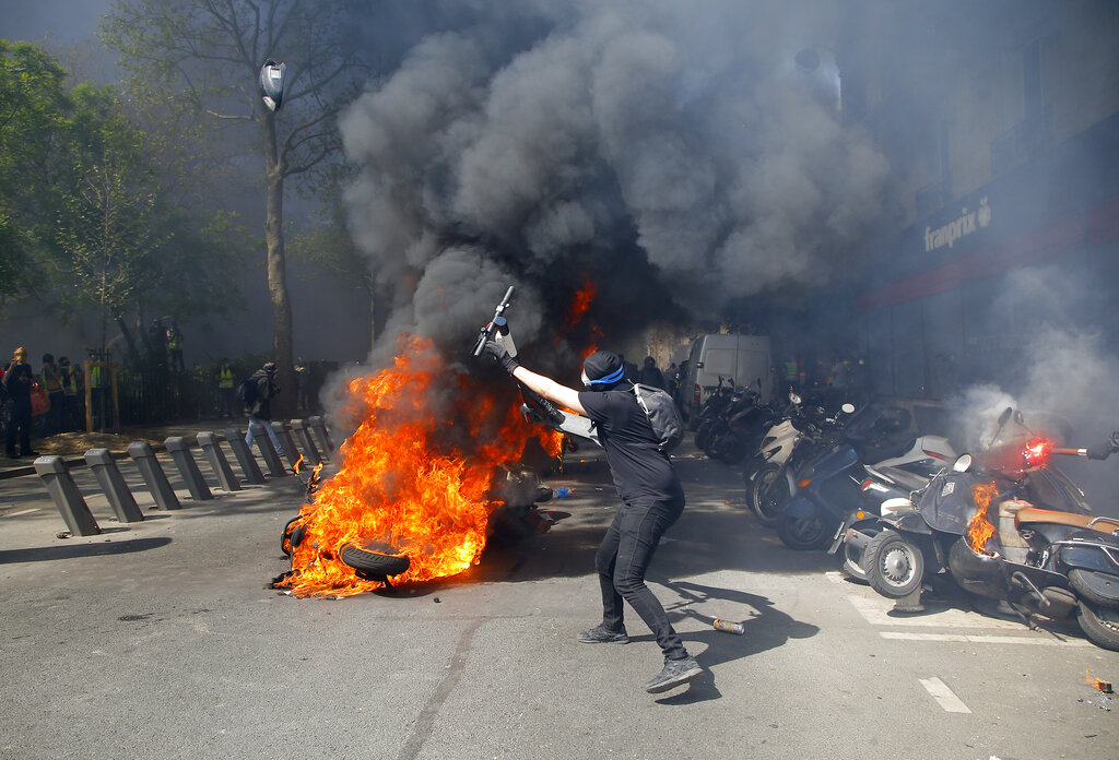 Es la 23 semana del movimiento contra la inequidad social y el liderazgo del presidente Emmanuel Macron. AP