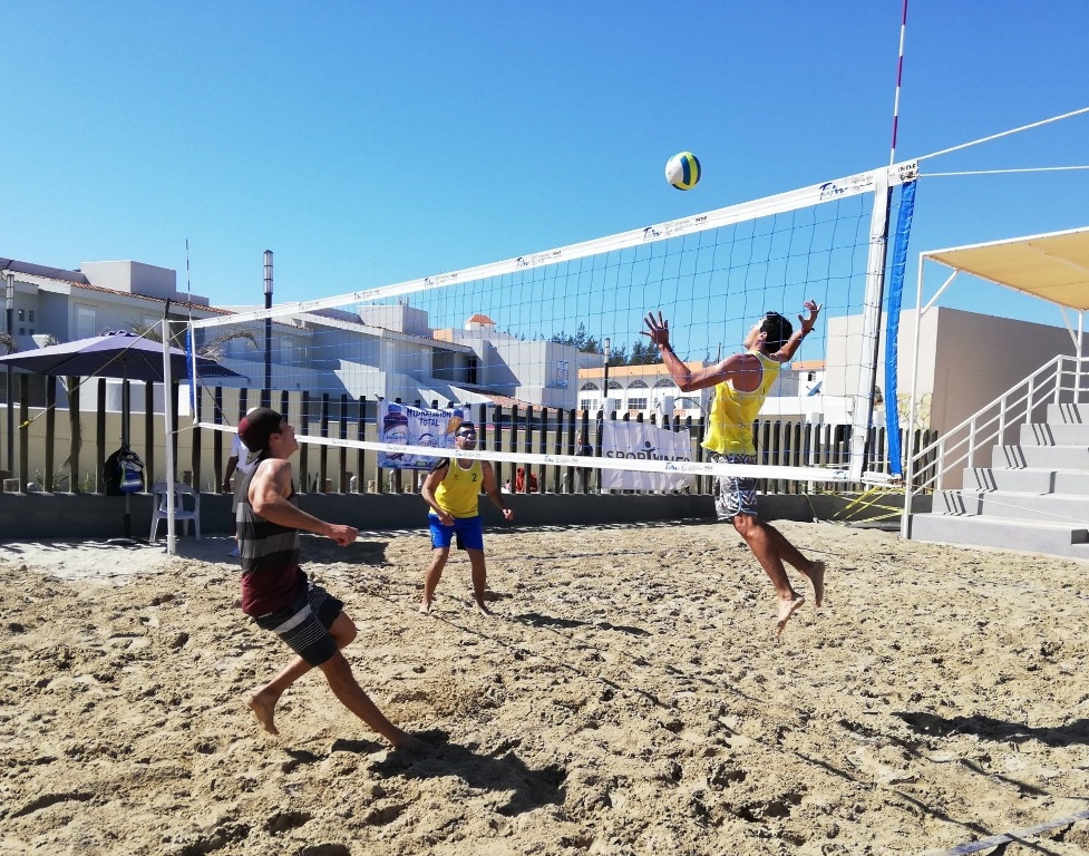 Torneo de voleibol playero.