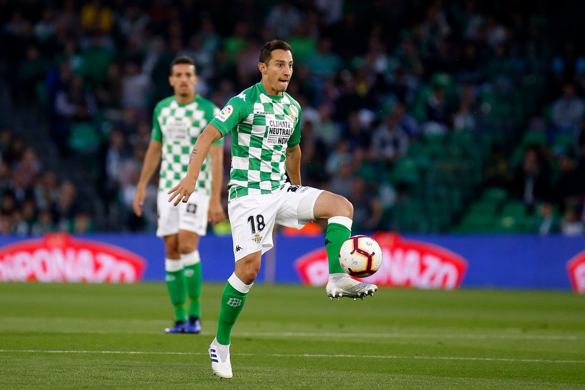 Andrés Guardado fue titular con el Real Betis en la derrota ante el Valencia (Twitter @RealBetis)