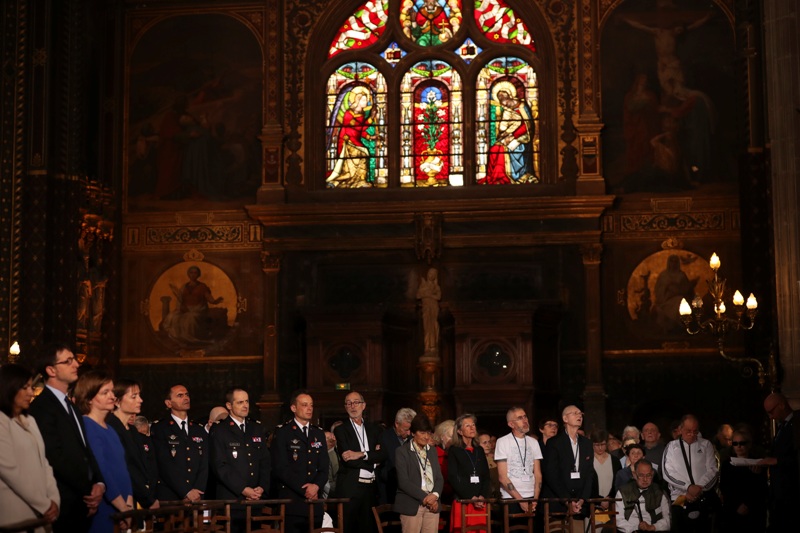 El arzobispo de París, Michel Aupetit, entregó a los bomberos una Biblia que fue rescatada de Notre Dame.