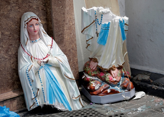 Una estatua de la Virgen María yace rota en dos partes frente al Santuario de San Antonio, iglesia Kochchikade, después de una explosión en Colombo, S
