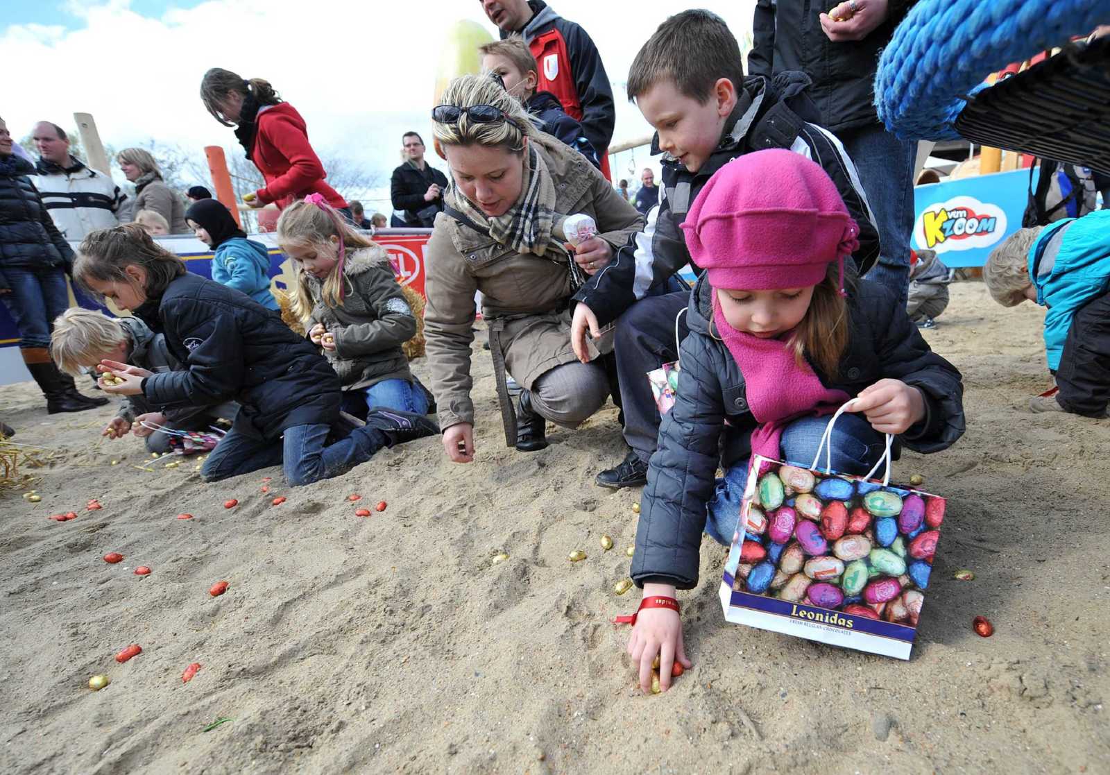 Los pequeños buscan huevos de pascua/Especial.