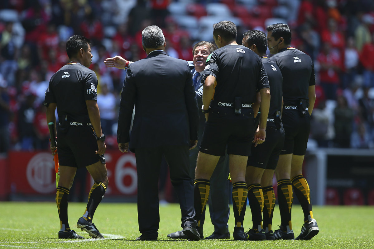 Miguel Herrera se lanza contra el arbitraje (Imago7)