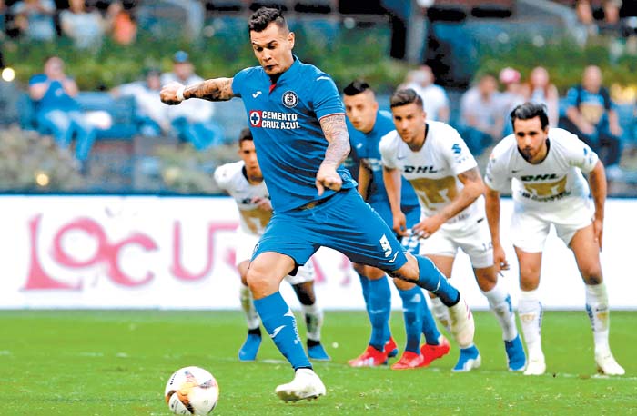 Milton Caraglio se dispone a cobrar el penal a favor de La Máquina. Iván López