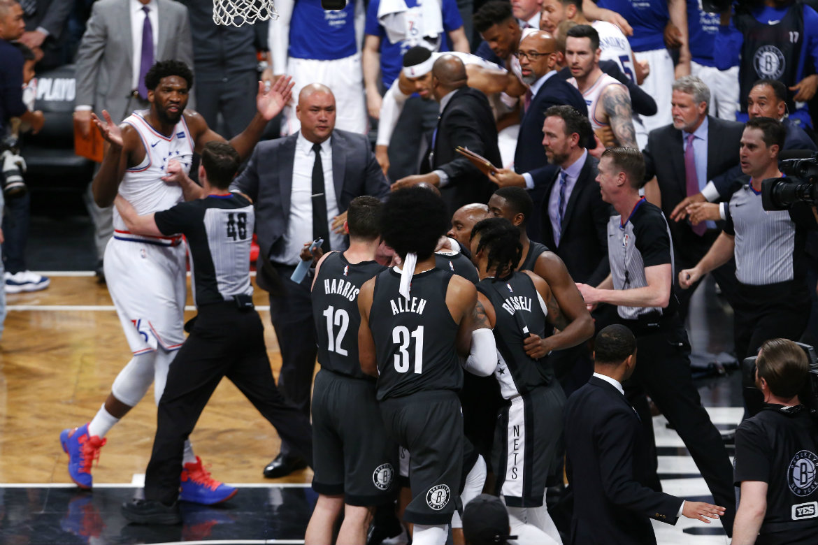 Pelea en juego de playoffs entre Philadelphia 76ers y Brooklyn Nets (Reuters)