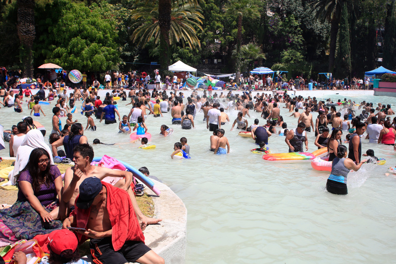 Poblanos asisten a balnearios durante sábado de gloria (Andrés Lobato)