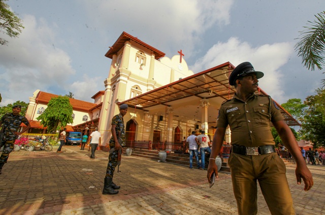 Soldados del ejército de Sri Lanka aseguran el área alrededor de la Iglesia de San Sebastián dañada en explosión en Negombo, Sri Lanka/AP.