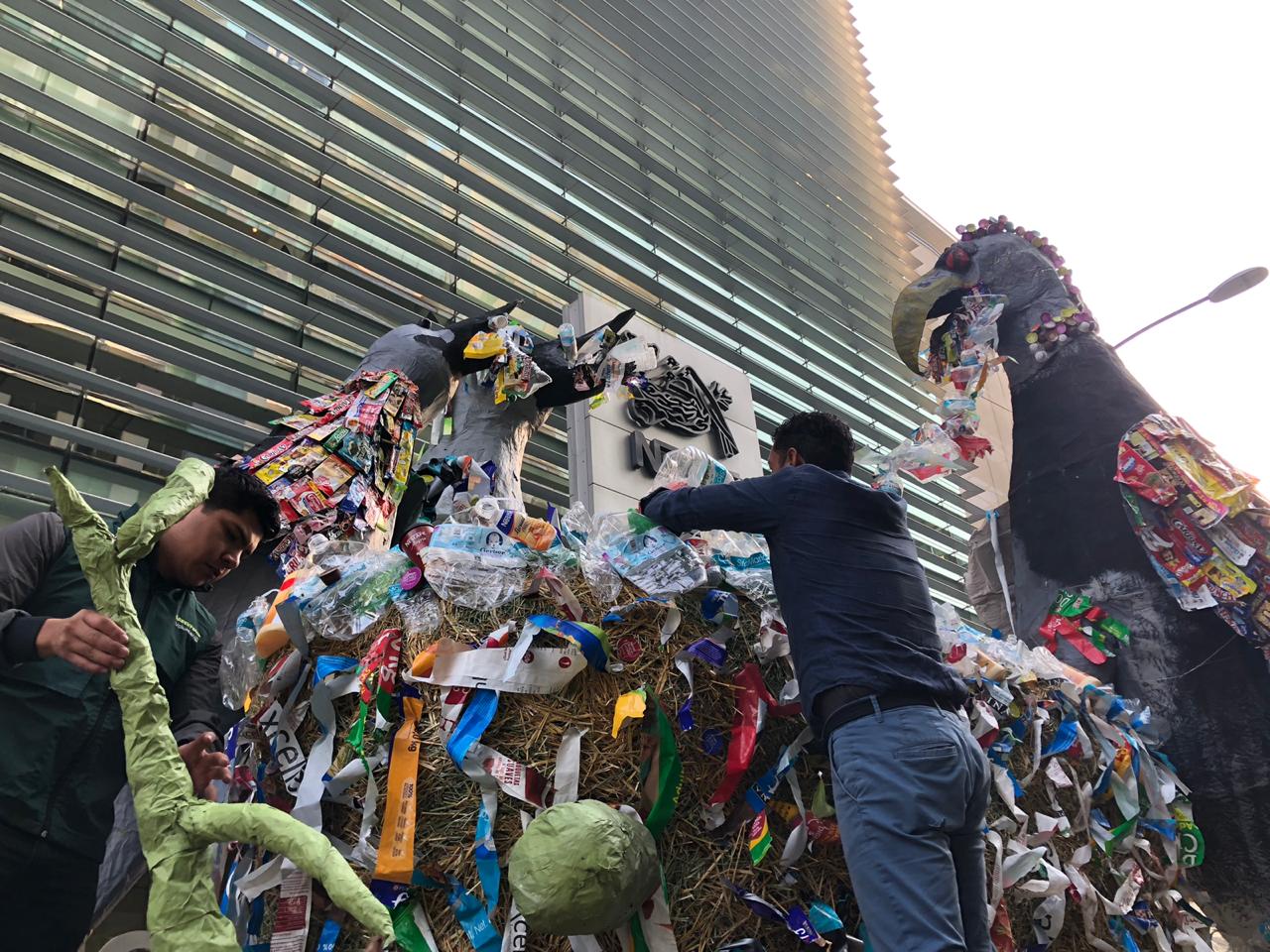 Greenpeace protesta contra Nestlé con un nido gigante de basura en Polanco/Fanny Miranda.