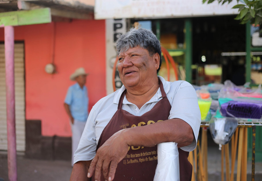 Juan Felipe desde hace 24 años vende los tacos llamados 'El Rincón de los lamentos'. (Rolando Riestra)
