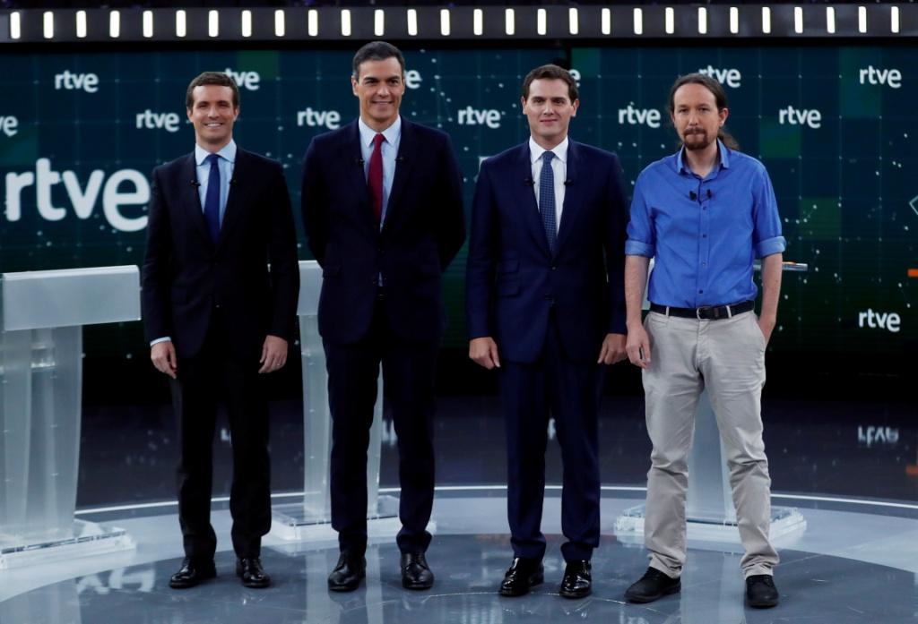 Pablo Casado, Pedro Sánchez, Albert Rivera y Pablo Iglesias acomodados en orden para el debate transmitido por televisión (Reuters)