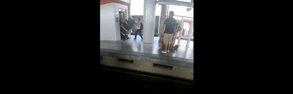 Ambulantes usaron el elevador de la estación en la Línea B del Metro. (Captura de video)