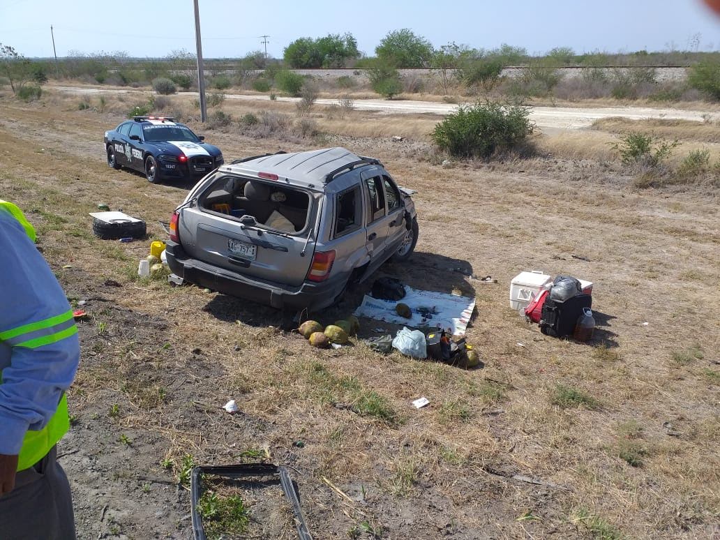 Camioneta sufre volcadura.