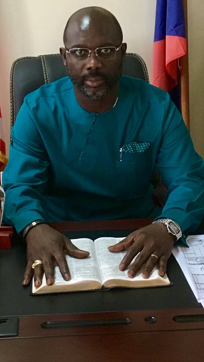 George Weah, ex futbolista y actual presidente de Liberia (Twitter @GeorgeWeahOff)