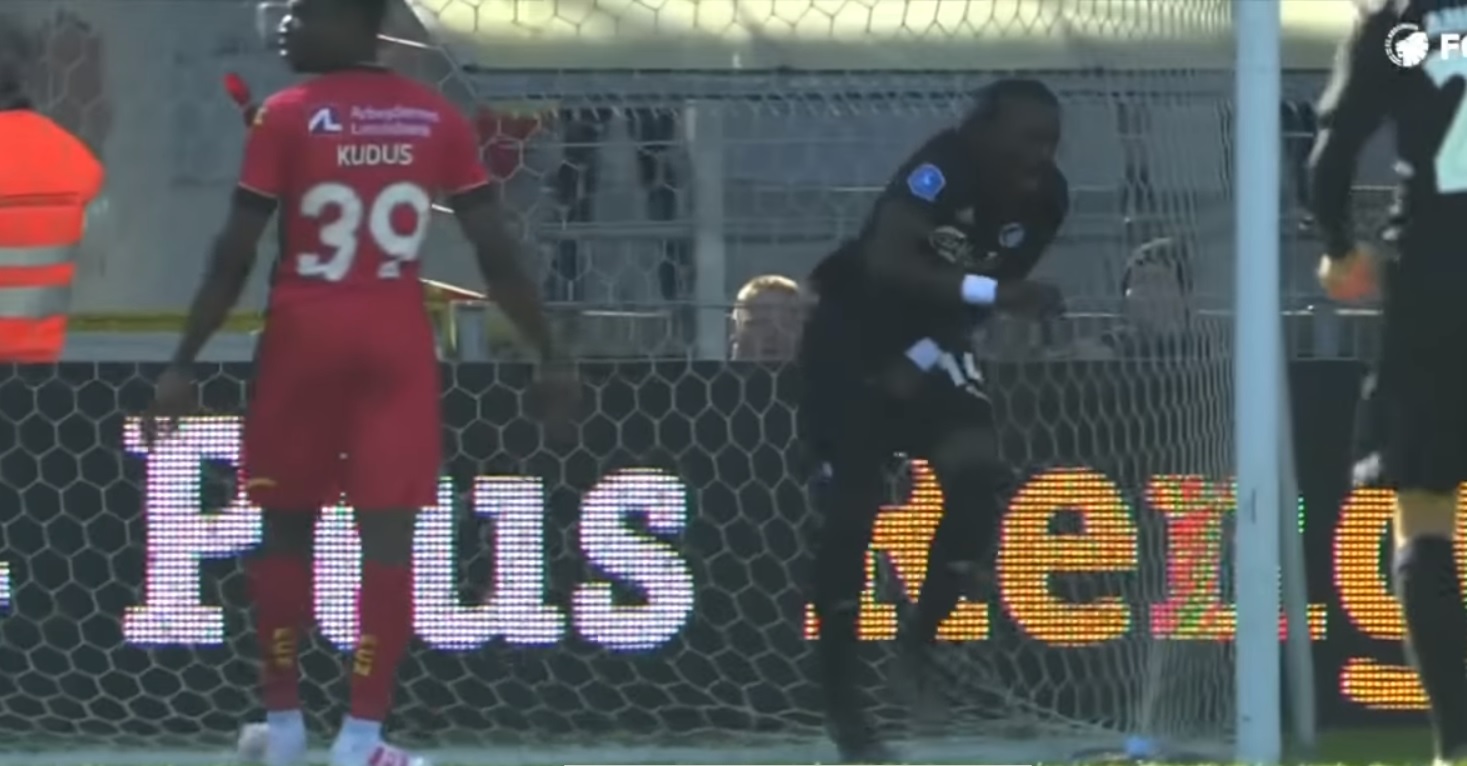 Jugador anota gol con los testículos y no festeja por el dolor (Especial)