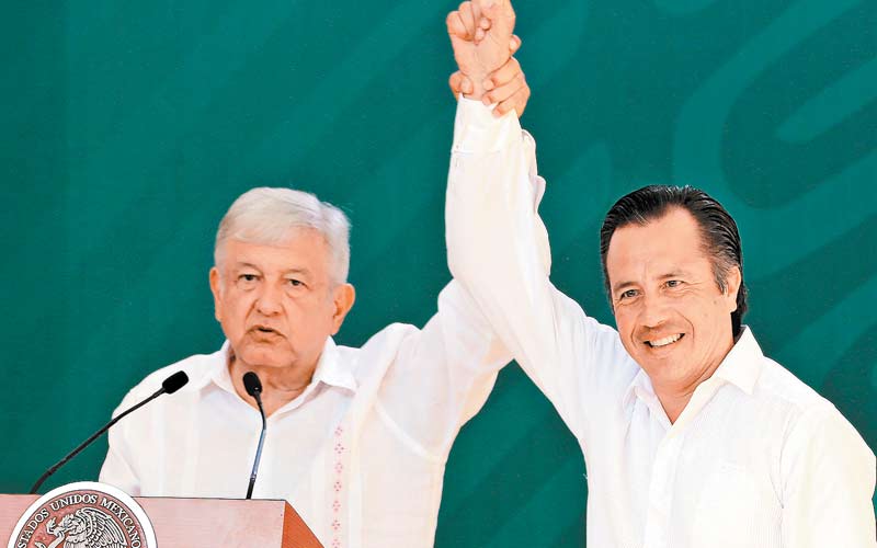 El Presidente levanta la mano al gobernador Cuitláhuac García en la conferencia ante medios. (Foto: Javier Ríos)