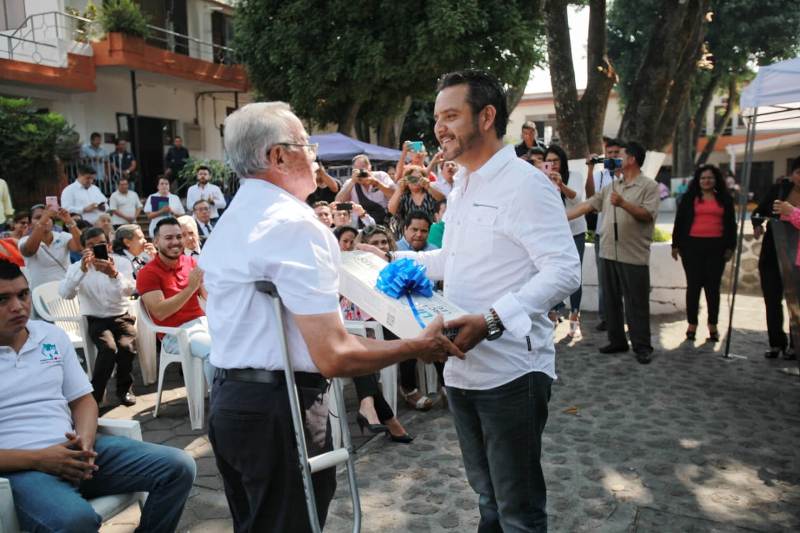 El Presidente Municipal, Antonio Villalobos Adán, durante la entrega de los beneficios.