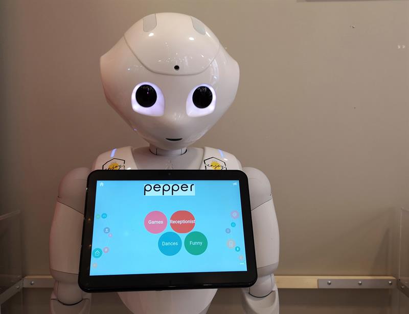 El robot Pepper se ocupa de entretener a menores con juegos. (EFE)