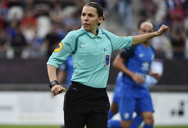 Stéphanie Frappart, la primera mujer que pitará un partido de la Ligue 1 (Twitter @FFF)