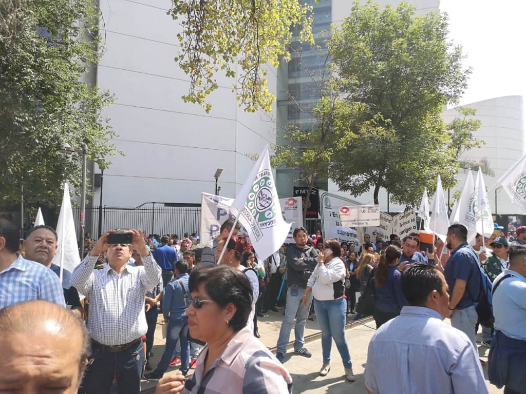 Los trabajadores protestan contra la reforma laboral, frente al Senado. | Omar Brito