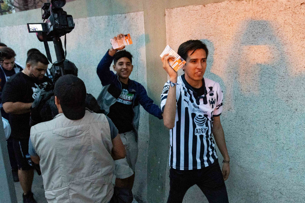 Aficionados de Monterrey entrando al Estadio Universitario (Mexsport)