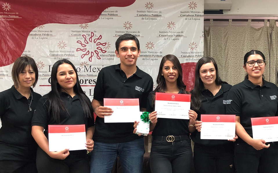 Alumnos de la licenciatura de Contaduría Pública de la Ibero Torreón posan con diploma de 1° lugar. (Cortesía)