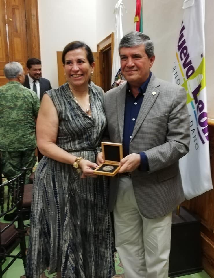 Judith Díaz entregó a Manuel González una medalla conmemorativa del Centenario de la Revolución Mexicana.