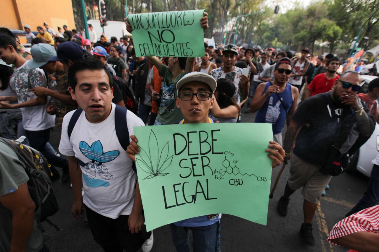 Con marcha, jóvenes piden la legalización de la mariguana. (Omar Franco)